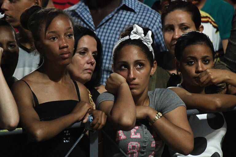 Кубинцы во время митинга в память об ушедшем из жизни лидером кубинской революции Фиделе Кастро на площади Революции в Гаване