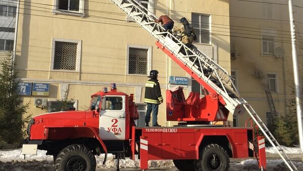 Эвакуация граждан во время тушения пожара в административном здании на улице Аксакова в Уфе
