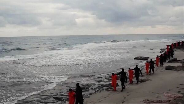 Боевики Исламского Государства ведут на казнь египетских христиан-коптов в Ливии