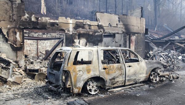 Сгоревшие в результате лесных пожаров автомобиль и дом в штате Теннесси. 29 ноября 2016