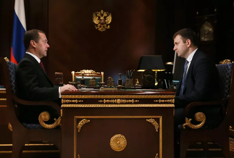 Председатель правительства РФ Дмитрий Медведев и министр экономического развития РФ Максим Орешкин во время встречи в подмосковной резиденции Горки. 30 ноября 2016 Председатель правительства РФ Дмитрий Медведев и министр экономического развития РФ Максим Орешкин во время встречи в подмосковной резиденции Горки. 30 ноября 2016