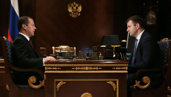 Председатель правительства РФ Дмитрий Медведев и министр экономического развития РФ Максим Орешкин во время встречи в подмосковной резиденции Горки. 30 ноября 2016