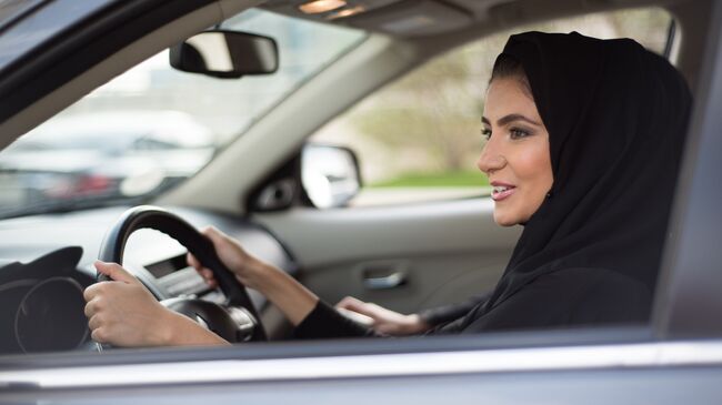 Женщина в хиджабе за рулем автомобиля. Архивное фото