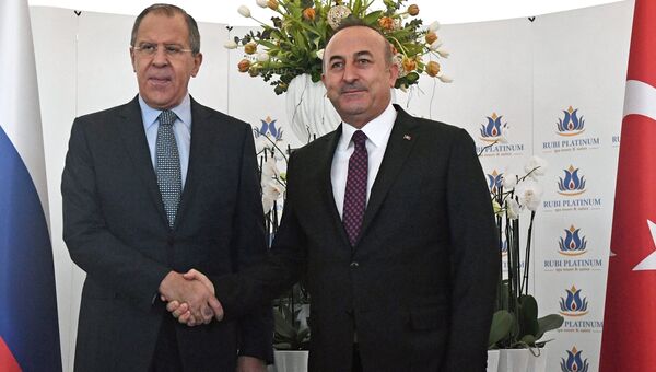Министр иностранных дел России Сергей Лавров и министр иностранных дел Турции Мевлют Чавушоглу во время встречи в Аланьи. 1 декабря 2016