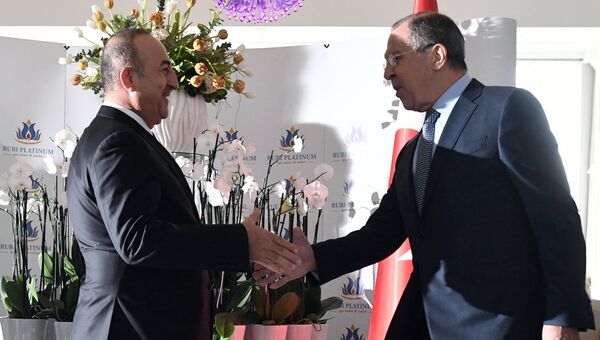 Министр иностранных дел России Сергей Лавров (справа) и министр иностранных дел Турции Мевлют Чавушоглу во время встречи в Турции