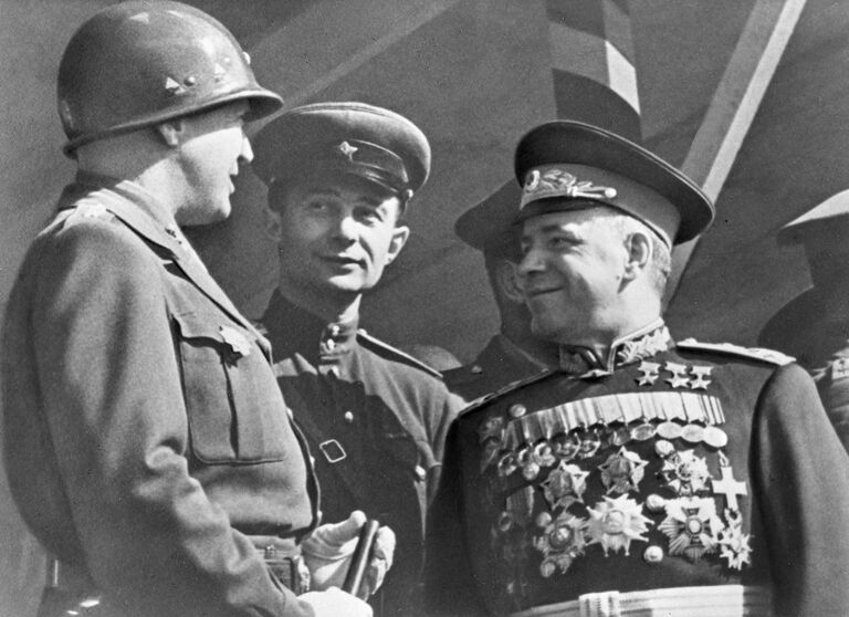 Маршал Георгий Жуков беседует с американским генералом Джорджем Паттоном на Параде Победы в Берлине Маршал Георгий Жуков беседует с американским генералом Джорджем Паттоном на Параде Победы в Берлине