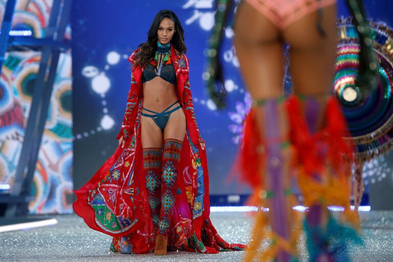 Модель Джоан Смоллс во время показа Victoria's Secret Fashion Show 2016 в Париже, Франция