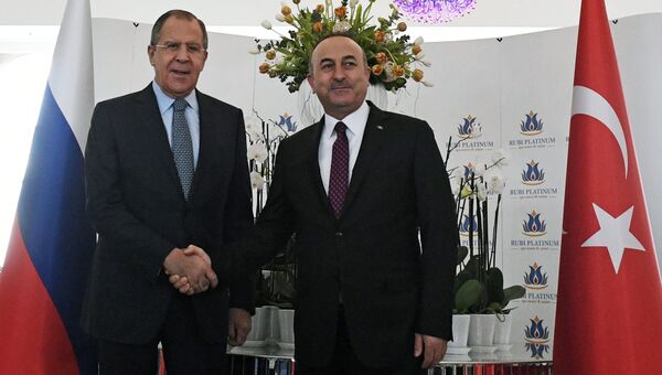Министр иностранных дел России Сергей Лавров и министр иностранных дел Турции Мевлют Чавушоглу во время встречи в Турции