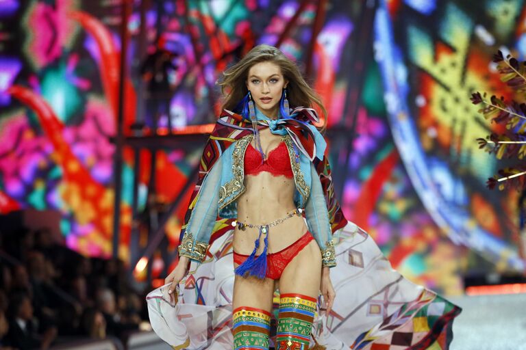 Модель Джиджи Хадид во время показа Victoria's Secret Fashion Show 2016 в Париже, Франция