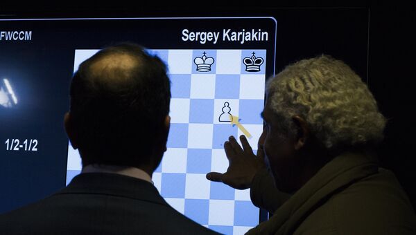 Зрители наблюдают за игрой между Магнусом Карлсеном и Сергеем Карякиным