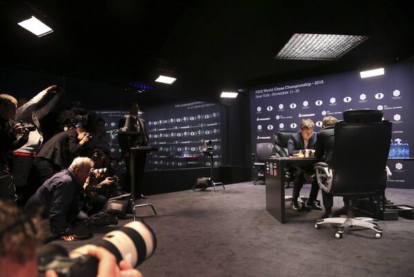 Гроссмейстеры Сергей Карякин и Магнус Карлсен на чемпионе мира по шахматам в Нью-Йорке