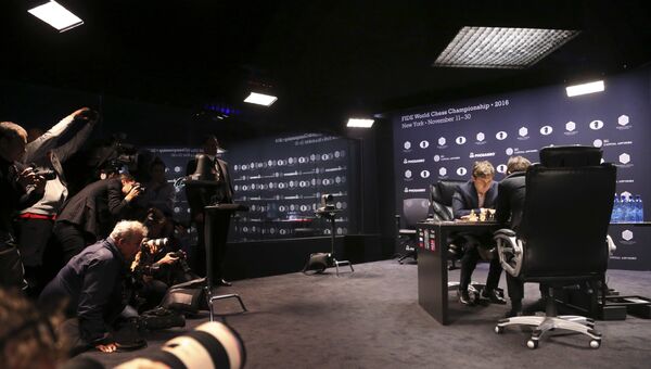 Гроссмейстеры Сергей Карякин и Магнус Карлсен на чемпионе мира по шахматам в Нью-Йорке