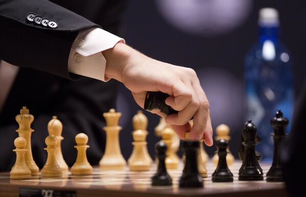 Гроссмейстер Магнус Карлсен играет белыми фигурами на чемпионе мира по шахматам в Нью-Йорке