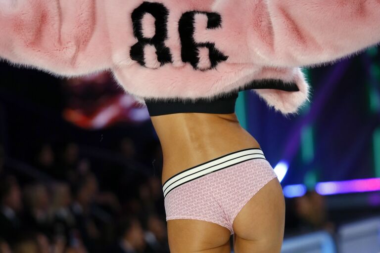 Модель во время показа Victoria's Secret Fashion Show 2016 в Париже, Франция