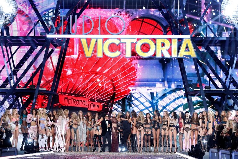 Показ Victoria's Secret Fashion Show 2016 в Париже, Франция