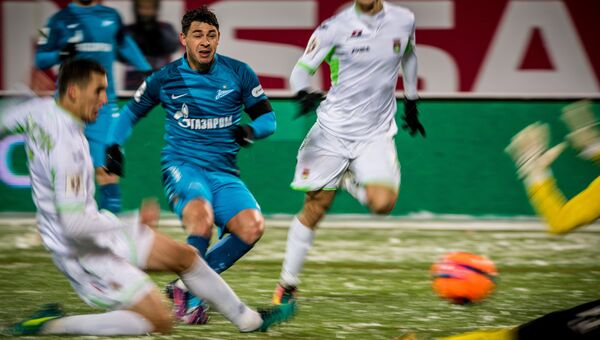 Игрок Зенита Жулиано забивает гол в матче 16-го тура чемпионата России по футболу против ФК Уфа. 30 ноября 2016