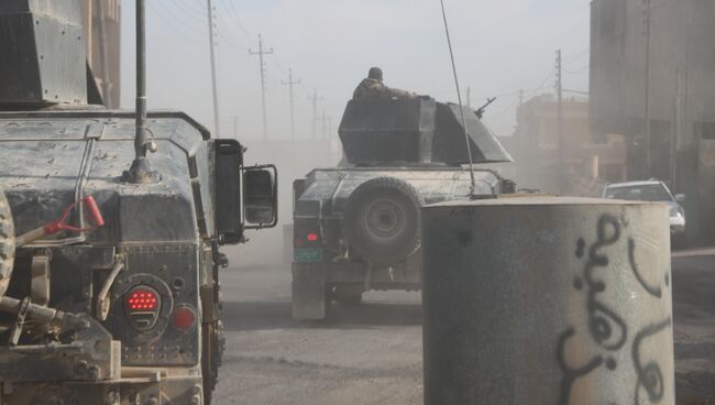 Военные внедорожники  Золотой дивизии Ирака едут по Мосулу. Архивное фото