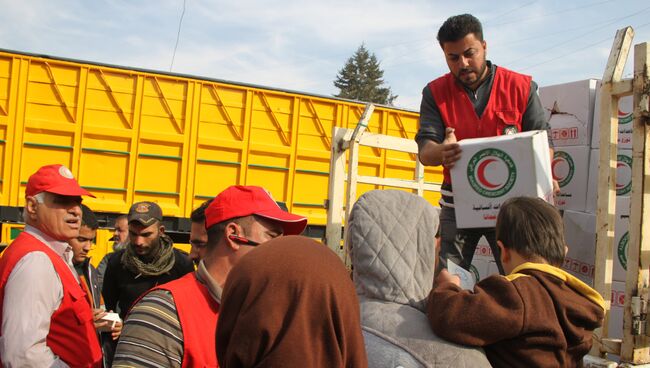 В районе Мосула раздают гуманитарную помощь. Архивное фото