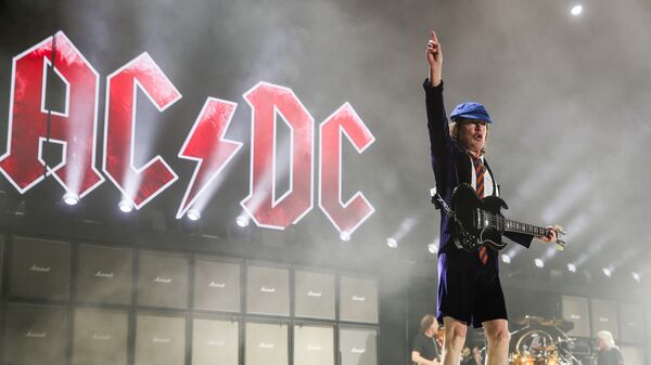 Янг Ангус из AC / DC на Coachella Music and Arts Festival. Калифорния, 17 апреля 2015