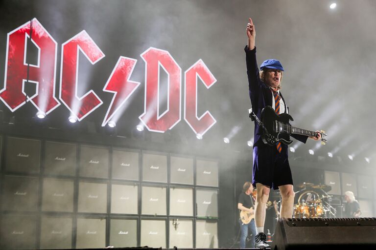 Янг Ангус из AC / DC на Coachella Music and Arts Festival. Калифорния, 17 апреля 2015