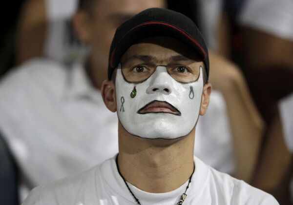 Болельщик клуба Атлетико Насьональ во время церемонии в память о погибшей в авиакатастрофе бразильской футбольной команде Шапекоэнсе на стадионе в городе Медельин, Колумбия