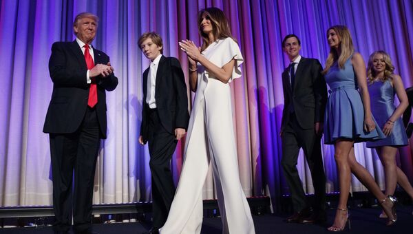 Избранный президент США Дональд Трамп с супругой Меланьей и сыном Барроном перед выступлением в Нью-Йорке. 9 ноября 2016
