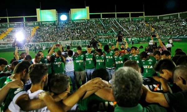 Игроки футбольной команды Шапекоэнсе, которые не выезжали из Колумбии и родственники погибших на стадионе Арена Конда, Шапеко