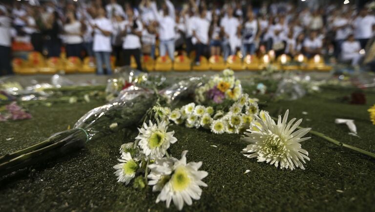 Церемония в память о погибшей в авиакатастрофе бразильской футбольной команде Шапекоэнсе на стадионе в городе Медельин, Колумбия