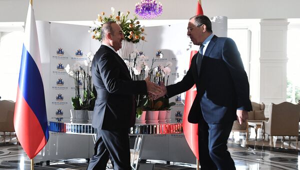 Министр иностранных дел России Сергей Лавров (справа) и министр иностранных дел Турции Мевлют Чавушоглу во время встречи в Турции. Архивное фото