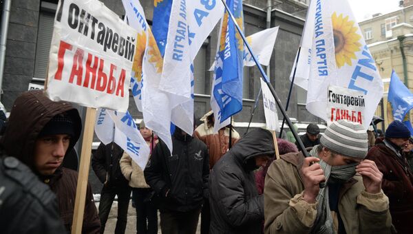 Участники акции протеста, требующие отставки главы Нацбанка Украины Валерии Гонтаревой у здания Национального банка Украины в Киеве