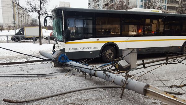 Последствия ДТП c участием рейсового автобуса на ул. Липецкая в Москве. 1 декабря 2016