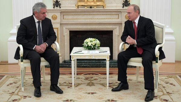 Президент РФ Владимир Путин и президент Абхазии Рауль Хаджимба во время встречи в Кремле. Архивное фото
