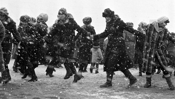 Участники праздника Проводы зимы в Битцевском парке. Москва, 1987