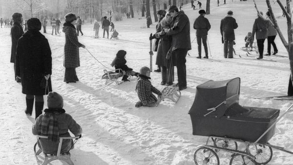 Жители Москвы на прогулке в зимнем парке, 1978