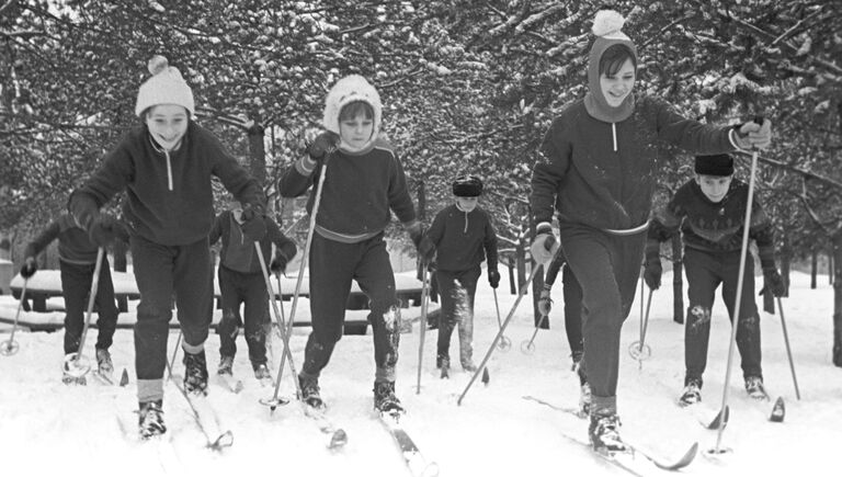 Ученики московской школы на лыжной прогулке в школьном парке. Москва, 1979