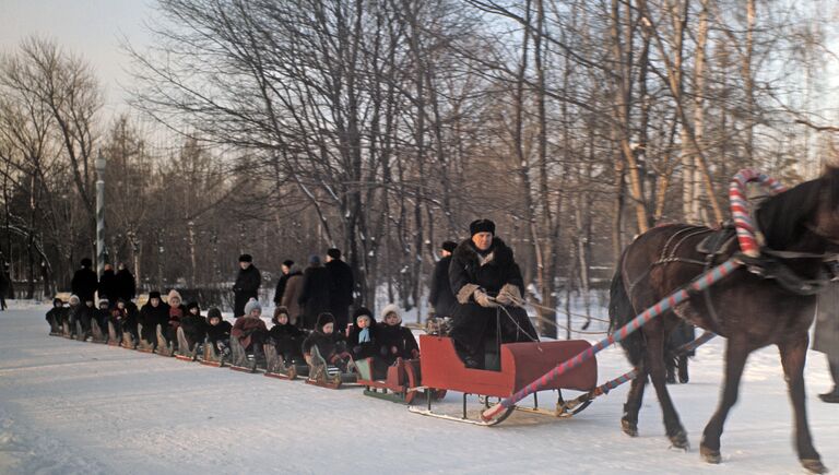Санный поезд с детьми во время зимнего праздничного гулянья в парке Сокольники. Москва, 1971