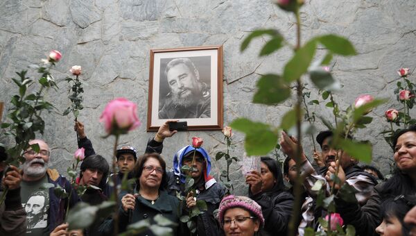 Люди с портретом Фиделя Кастро. Архивное фото