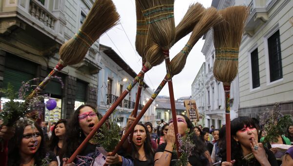 Участницы марша феминистских организаций Эквадоре