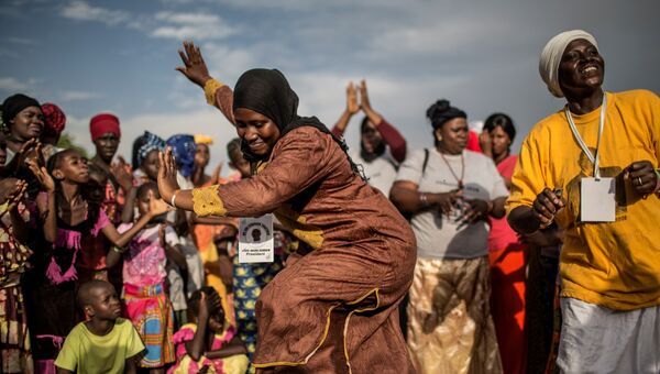 Сторонники кандидата в президенты Гамбии Адама Бэрроу танцуют во время митинга. Архивное фото