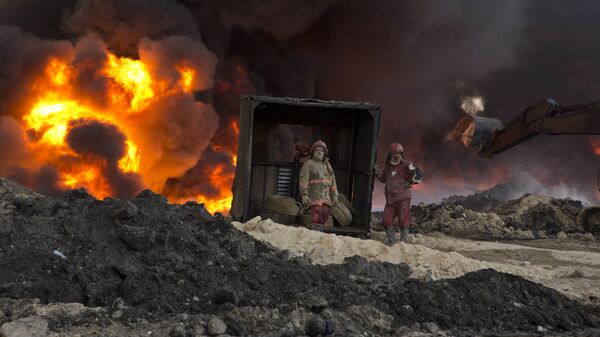 Пожарные в городе Каяра, Ирак