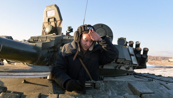 Танкист в танке Т-80 во время показательных выступлений 90-й танковой Витебско-Новгородской дивизии. Архивное фото