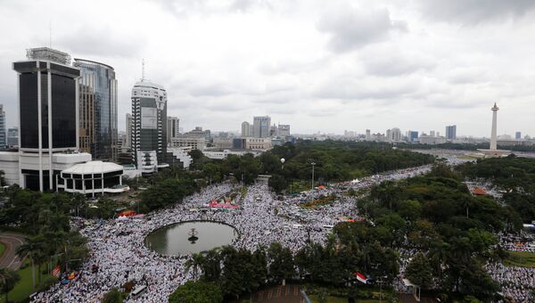Акция протеста против губернатора Басуки Чахая Пурнамы в Джакарте, Индонезия