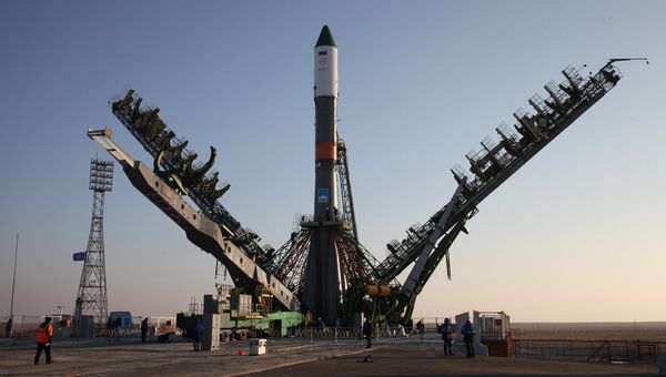 Подготовка ракеты-носителя Союз-У к пуску. Архивное фото