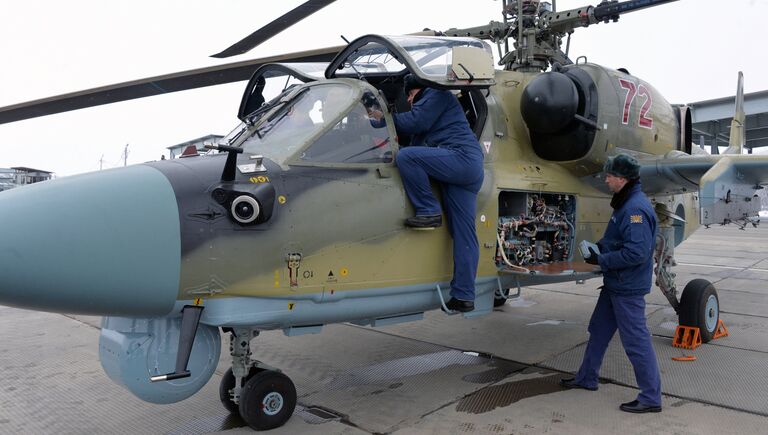 Новый ударный вертолет Ка-52 Аллигатор после торжественной передачи личному составу вертолетного полка ЮВО в Краснодарском крае в рамках планового переоснащения
