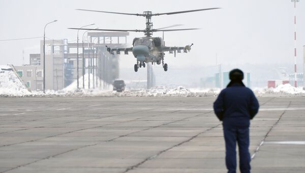 Тестовые полеты вертолета Ка-52 Аллигатор после торжественной церемонии передачи личному составу вертолетного полка ЮВО в Краснодарском крае в рамках планового переоснащения