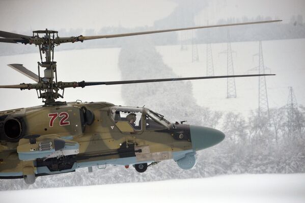 Тестовые полеты вертолета Ка-52 Аллигатор после торжественной церемонии передачи личному составу вертолетного полка ЮВО в Краснодарском крае в рамках планового переоснащения