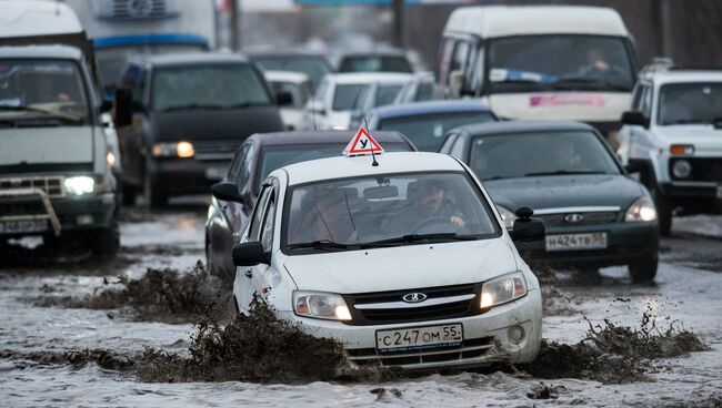 Автомобили движутся по одной из улиц в Омске. Архивное фото