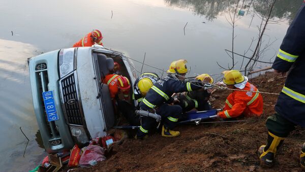 Спасатели на месте аварии автобуса в провинции Хубэй, Китай