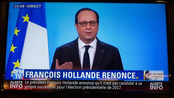 Президент Франции Франсуа Олланд выступает в прямом эфире французского телеканала BFMTV с заявлением, что не будет баллотироваться на второй срок на пост президента Франции. Архив