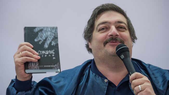 Писатель Дмитрий Быков на презентации своей книги Страшные стихи: о страшном готическом и страшном реалистическом. на международной ярмарке интеллектуальной литературы non/fictio№18 в ЦДХ на Крымском валу в Москве